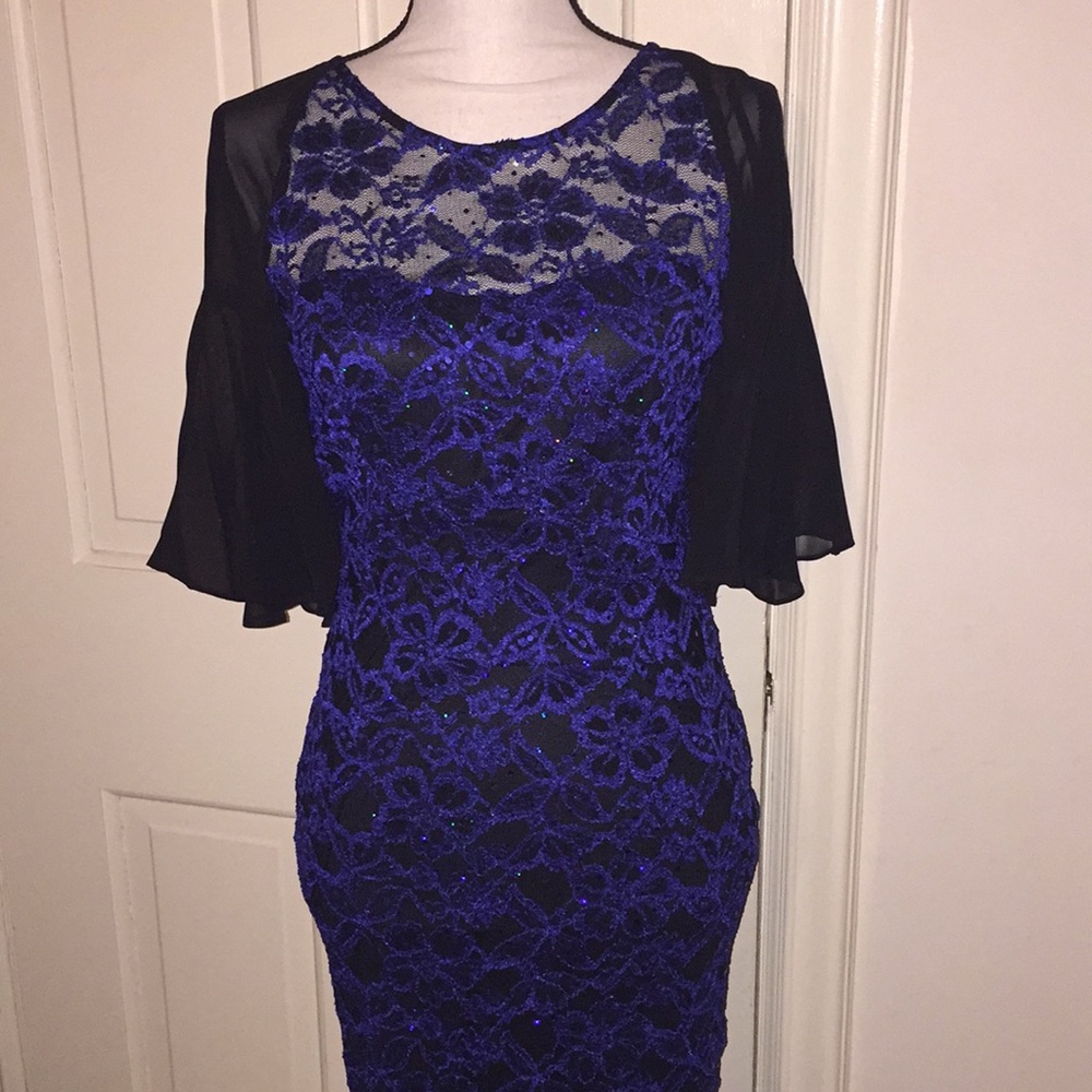 😍NWOT Beautiful Form Fitting Maxi Dress😍